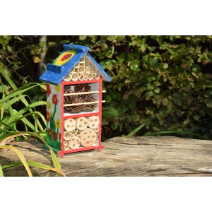 Bemaltes Holz Insektenhotel-Bausatz mit Farben, Pinsel und Füllmaterial für den Garten.