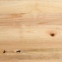Helle, unbehandelte Eichenholzplatte mit deutlicher Maserung und kleinen Ästen. Ideal für Treppenstufen oder Fensterbänke.