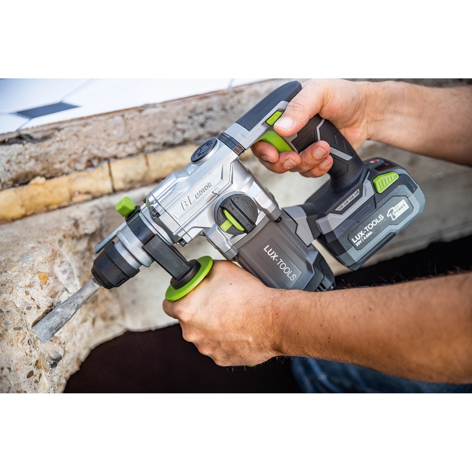 LUX Akku-Bohrhammer A-BH-20 B Solo beim Stemmen in Stein, Akku-Bohrhammer aus dem 1PowerSystem.