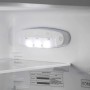 Innenraum der Respekta Kühl-Gefrierkombination mit LED-Beleuchtung.