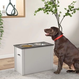 PawHut Hundenapf Futterstation mit Stauraum und braunem Labrador im Wohnraum.