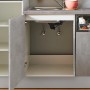 Küchenzeile Beton Perlgrau, Spülenschrank geöffnet mit Blick auf Spüle und Anschlüsse.