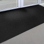 Schwarze KARAT Kokosmatte 40x60 cm als Eingangsmatte vor einer Tür. Fußabtreter aus Naturfasern.