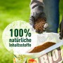 Hand schüttet Compo BIO Rasendünger aus Sack. Bio-Rasendünger für einen grünen Rasen.