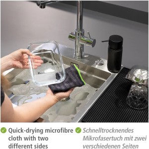 Wenko Mikrofasertuch Migro 2er-Set Black Outdoor Kitchen beim Abwaschen einer Auflaufform.
