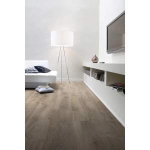 Verlegter Gerflor Vinylboden Appaloosa Taupe in Wohnraum-Szene mit Couch und Lampe.