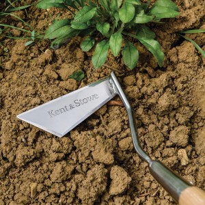 Kent & Stowe Griffhacke mit Langstiel im Einsatz: Hacke aus Edelstahl im Gartenboden.