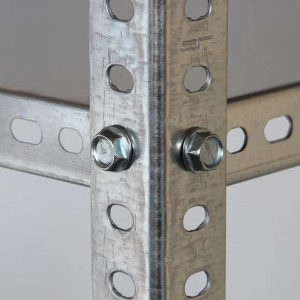 Detailaufnahme: Verzinktes Ar Shelving Schraubregal mit Schrauben und Löchern.