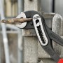 Knipex Alligator Wasserpumpenzange, 300 mm, schwarz atramentiert, greift ein Metallstück.