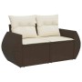 Braune 2-Sitzer Garten-Sofagarnitur aus Poly Rattan mit cremefarbenen Kissen.