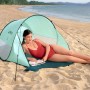 Pavillo Pop-Up Strandmuschel Beach Quick 2 Tent mit Frau am Strand.