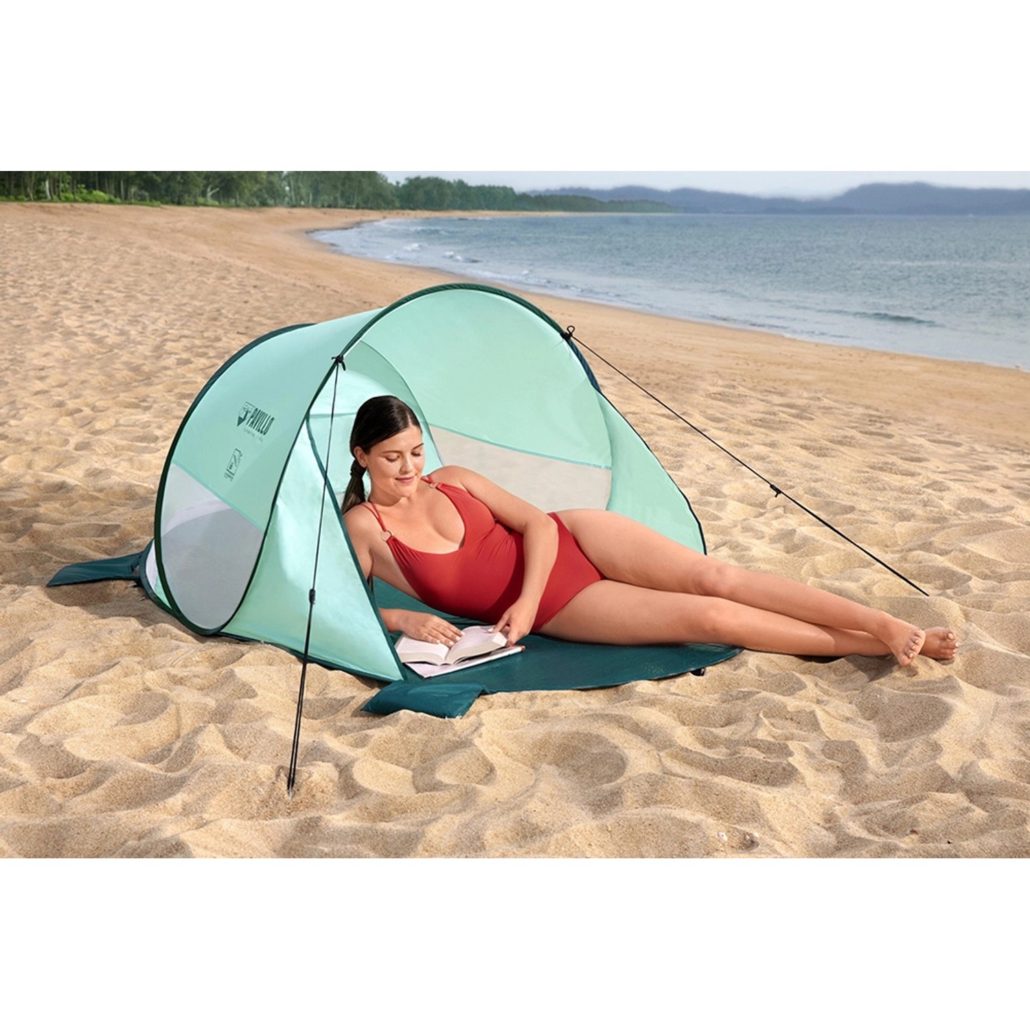 Pavillo Pop-Up Strandmuschel Beach Quick 2 Tent mit Frau am Strand.
