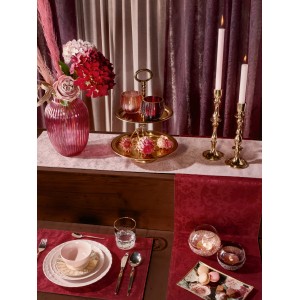 Dekorative Kunstpflanze Rose Blush Bordeaux, 38 cm, in rosa Vase auf gedecktem Tisch.