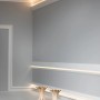 Weiße ORAC DECOR Eckleiste C373 Antonio S für indirekte Beleuchtung im Raum.