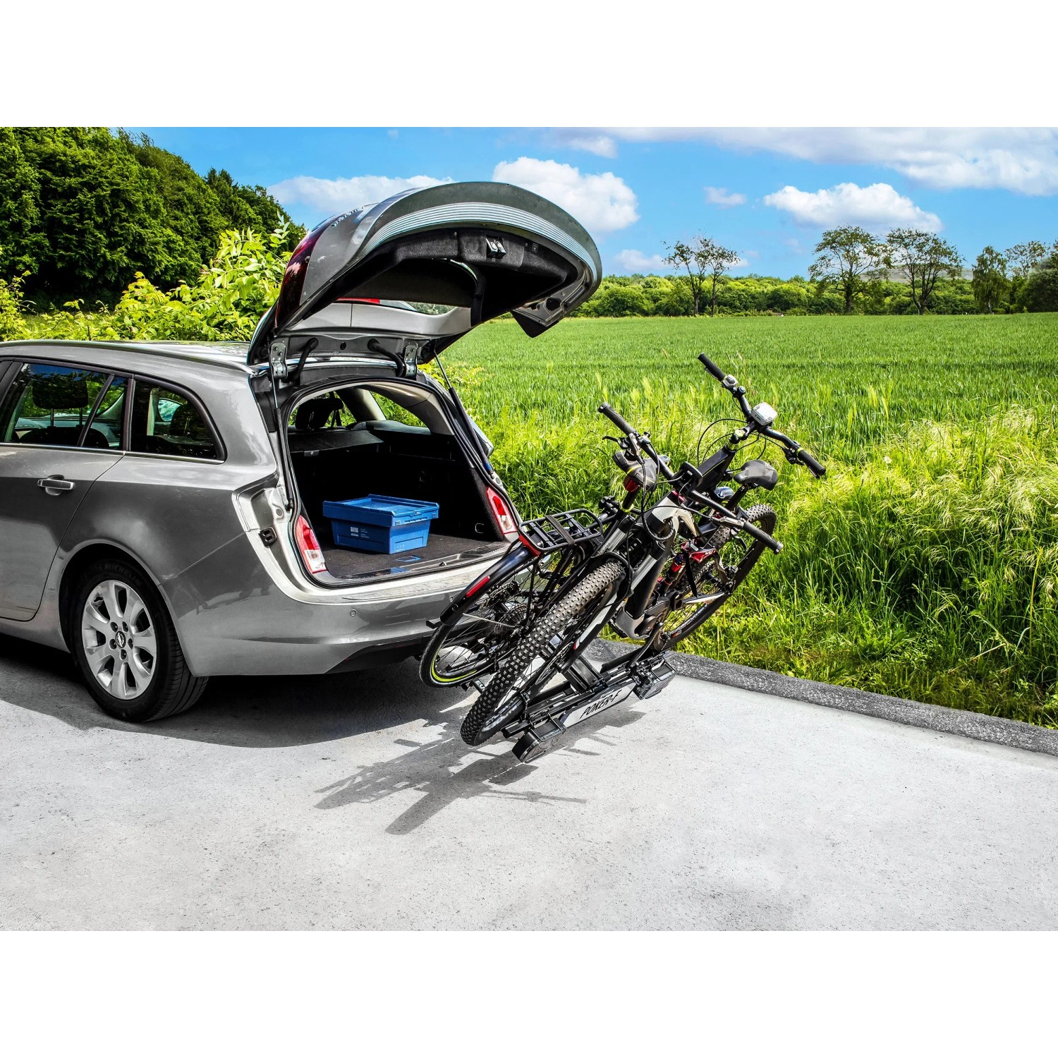 Eufab Fahrradträger Poker-F am Auto mit zwei Fahrrädern. Fahrradträger für Anhängerkupplung.
