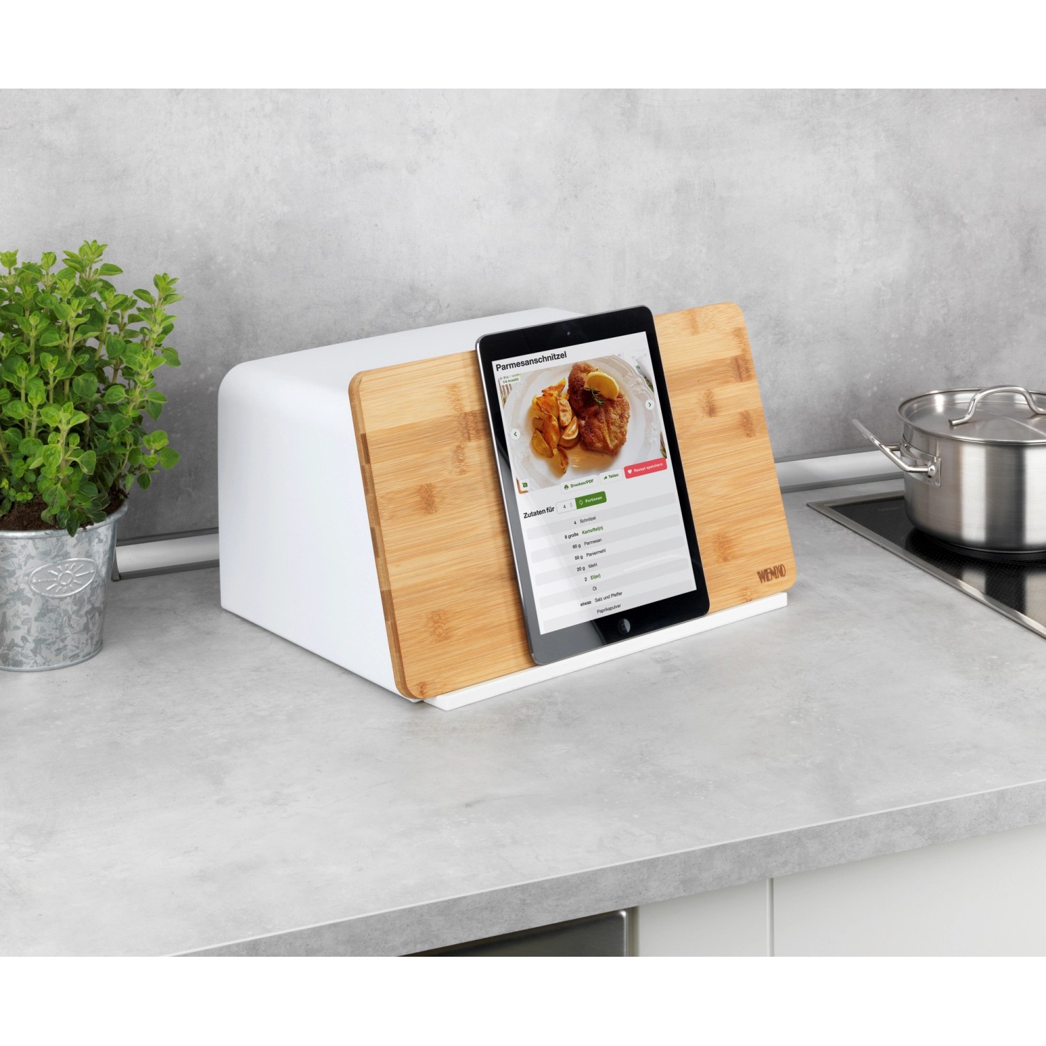 Wenko Brotkasten mit Bambusbrett (weiß), mit Tablet im Küchenumfeld.