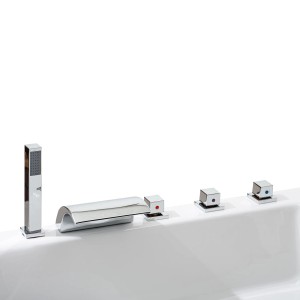 Detailaufnahme: Armaturen der Basera® Bora Bora Podest-Whirlpool Badewanne, Chromoptik.