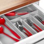 Grauer SOTECH ORGA-BOX VI Besteckeinsatz in offener Küchenschublade, gefüllt mit rotem Besteck und Zangen.