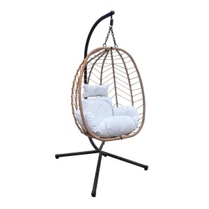 Svita Shelly Hängesessel mit Gestell, naturfarbener Hängekorb mit weißem Kissen.