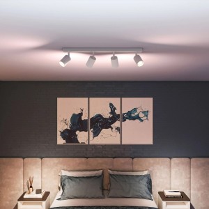 Weißer 4-flammiger Wyatt LED-Spot an der Decke, schwenkbare Köpfe beleuchten ein Schlafzimmer. Ideal für gezieltes Licht.