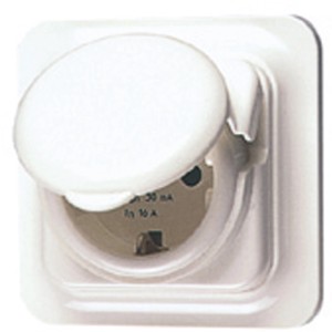 Gewiss FI-Schutzschalter mit SCHUKO-Steckdose, polarweiß, mit Klappdeckel.