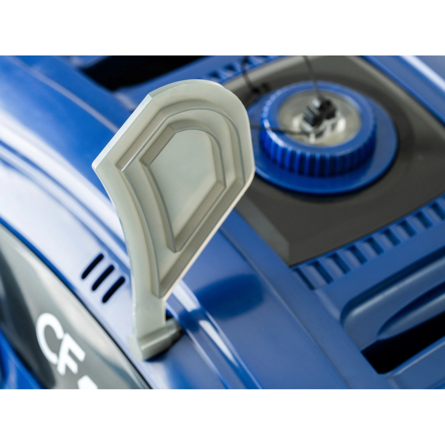 Detailaufnahme: Blauer CF Poolroboter CF100CL mit Akku. Poolreinigung leicht gemacht.