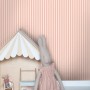 Dekorative rosa Vliestapete mit feinem Streifenmuster, im Kinderzimmer mit Spielzeug.