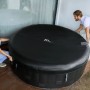 MSpa Comfort Starry AirJet Whirlpool, aufblasbar, schwarz, mit zwei Personen beim Aufbau.