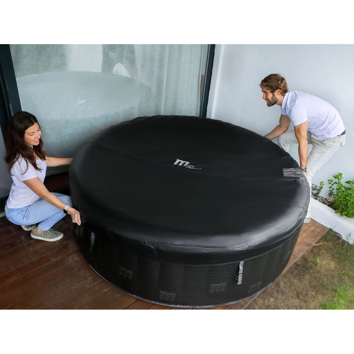 MSpa Comfort Starry AirJet Whirlpool, aufblasbar, schwarz, mit zwei Personen beim Aufbau.