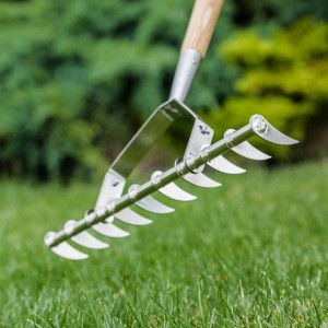 Kent & Stowe Vertikutierrechen mit Eschenholzgriff und Edelstahlkopf zur Rasenpflege.