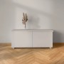 Schrank mit CREATE! by OBI Buntlack in Steingrau, seidenmatt. Dekoration mit Blumen.
