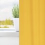 Senfgelber Verdunkelungs-Vorhang aus Polyester, blickdicht, vor einem Fenster mit Pflanze. Modernes Design.