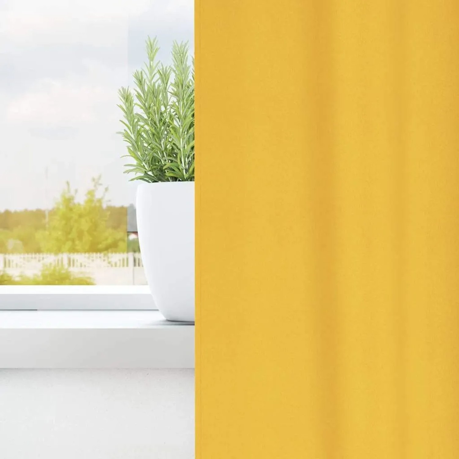 Senfgelber Verdunkelungs-Vorhang aus Polyester, blickdicht, vor einem Fenster mit Pflanze. Modernes Design.