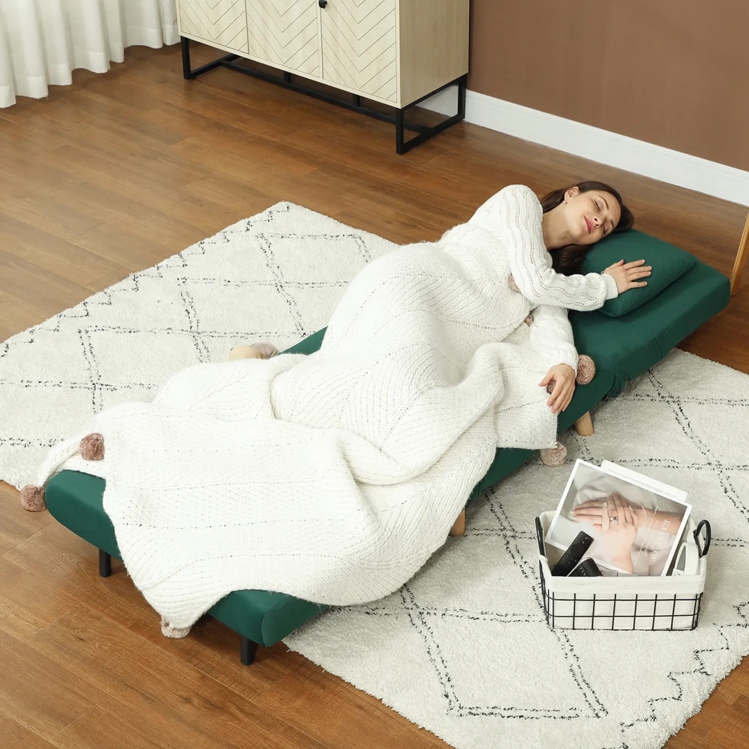 Grüner HOMCOM Schlafsessel als Schlafsofa mit weißer Decke und schlafender Person auf hellem Teppich.