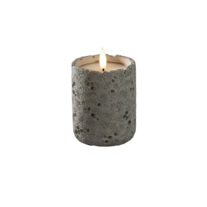 Graue LED-Kerze in Betonoptik mit rauer Oberfläche und warmweißer Flamme. Ideal für Innenräume.