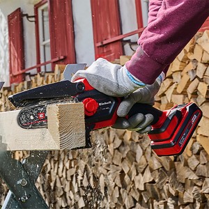 Einhell Akku-Kettensäge GE-PS 18/15 Li BL-Solo beim Sägen von Holz.