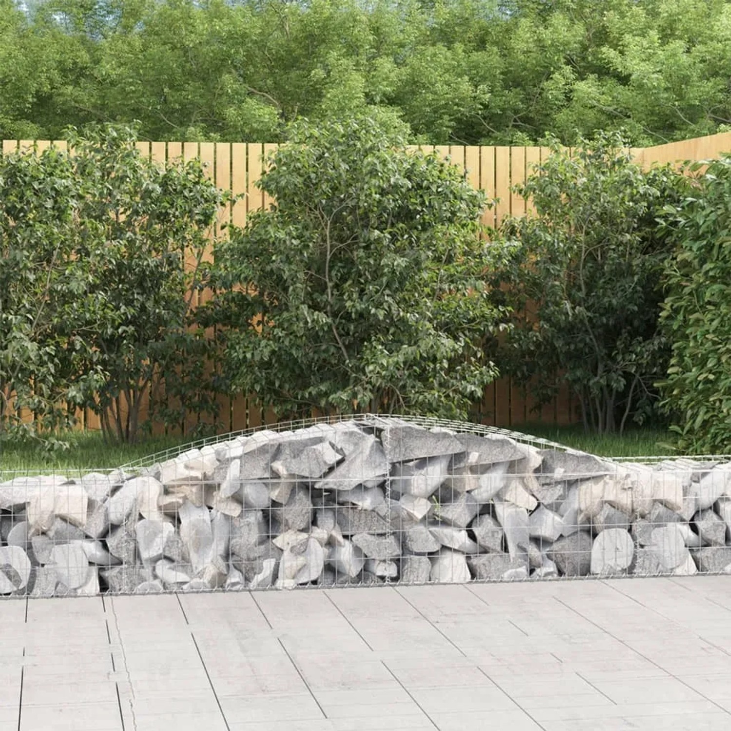 15er Set vidaXL Gabionen mit Hochbogen, 400x50x40/60cm, aus verzinktem Eisen, befüllt mit Steinen im Garten.