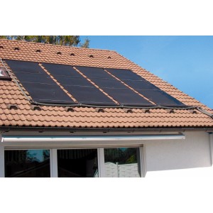 Summer Fun Solar-Poolheizung Absorber auf Hausdach montiert.