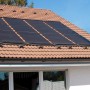 Summer Fun Solar-Poolheizung Absorber auf Hausdach montiert.