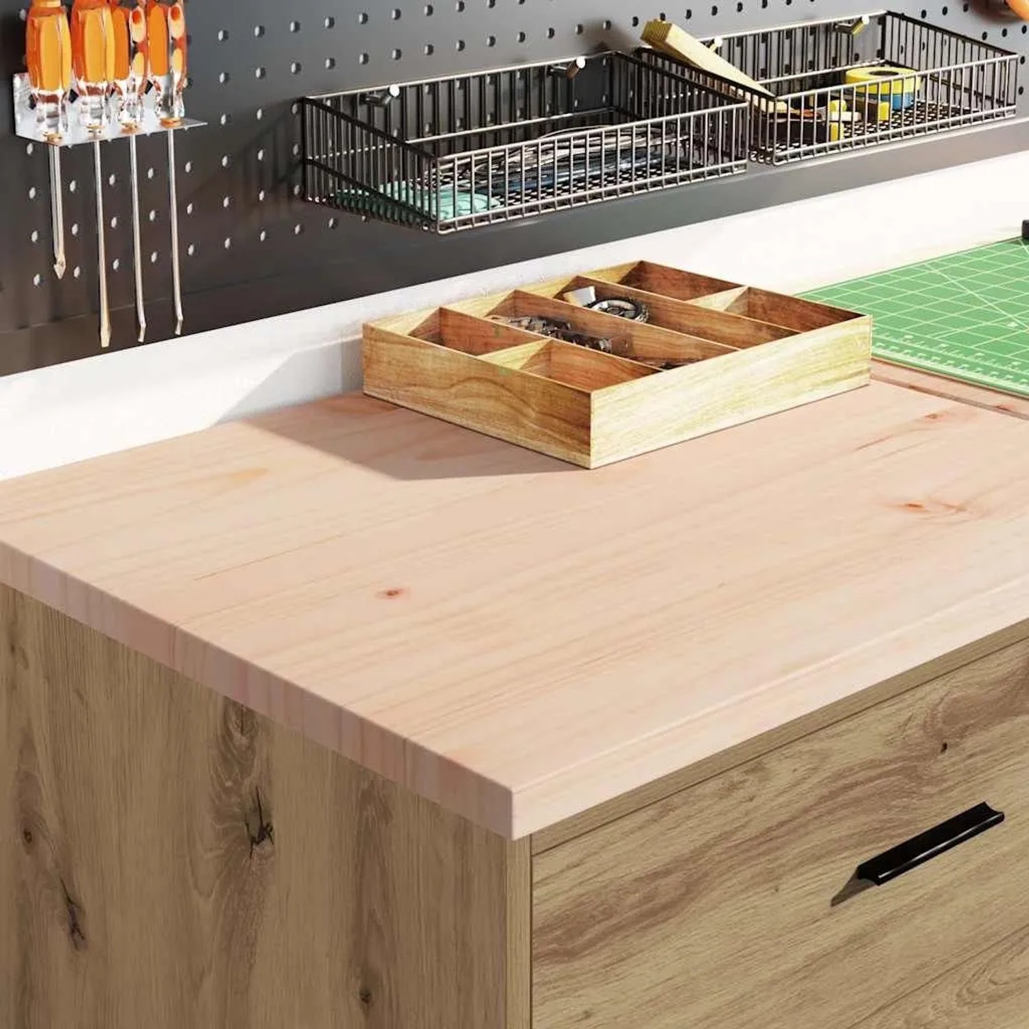 Artisan-Eiche Werkzeugschrank mit heller Kiefernholz-Arbeitsplatte, Werkzeuge und Organizer im Hintergrund.