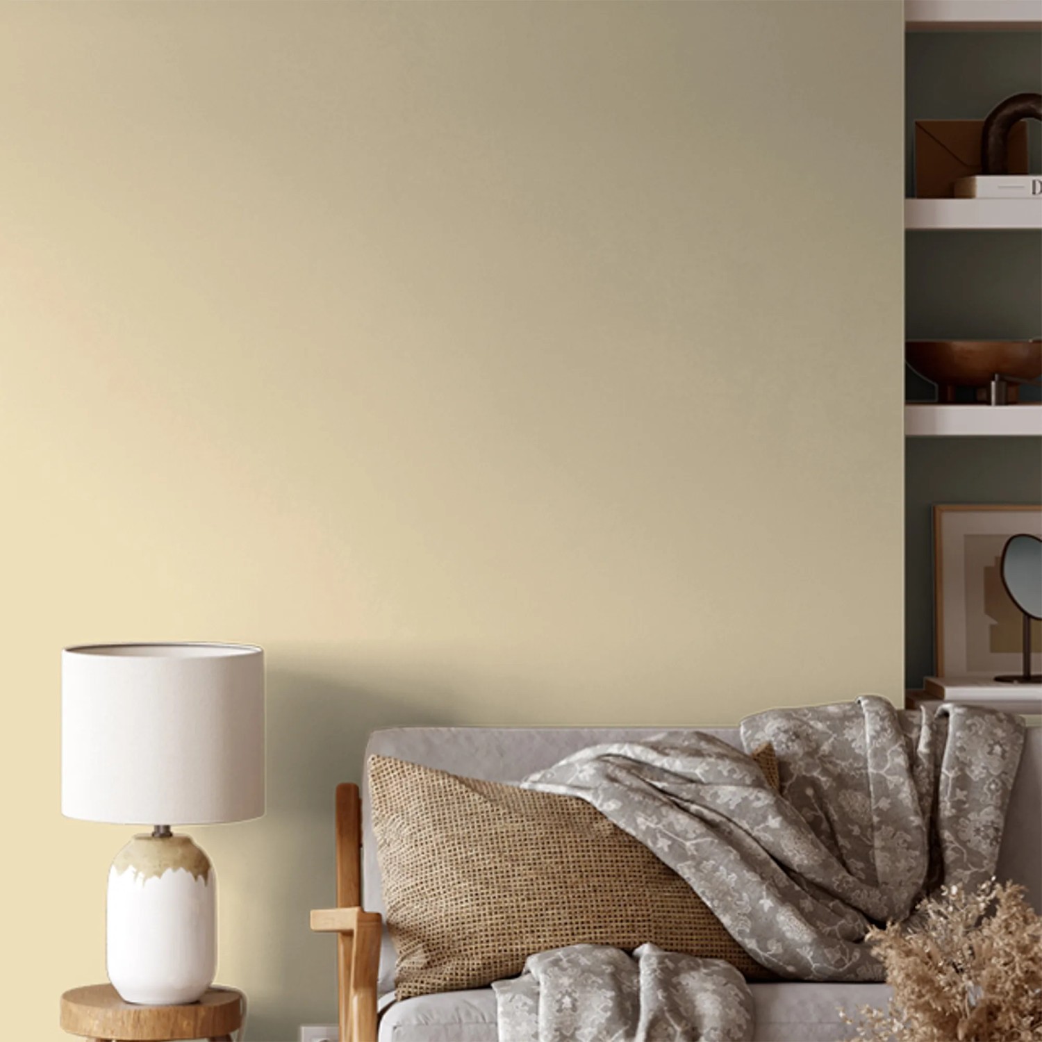 Wand in Buttermilk-Gelb mit V&CO Premium-Innenfarbe Dead Flat Matt, 2,5 l. Wohnraum-Szene.