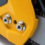 Detailaufnahme: Gelbe Stiga CS 545 Benzin-Kettensäge mit Kette und Schrauben.