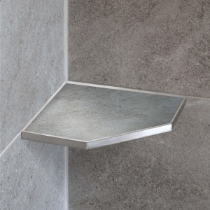 Befliesbare Dalsys Duschablage (200x200mm) aus Edelstahl in Silber im Badezimmer.