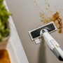 Kärcher SC 2 Dampfmopp beim Reinigen einer Wand mit Flecken.