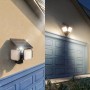 Philips Zyren Solar-LED-Außenstrahler, 3000K, mit Bewegungssensor an Hauswand und Garage.