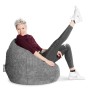 Frau entspannt im mittelgrauen Sitting Point Sitzsack Fluffy 220 l.
