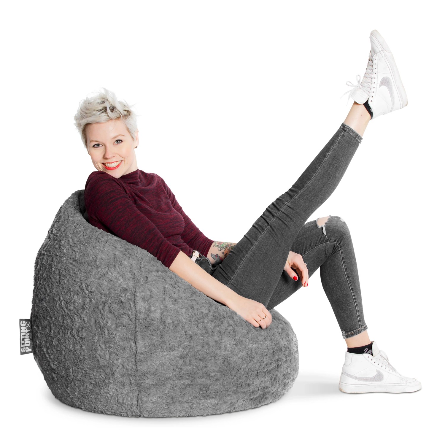 Frau entspannt im mittelgrauen Sitting Point Sitzsack Fluffy 220 l.