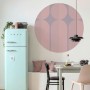 Raum mit Bauhaus Fototapete, selbstklebend, Ø 125cm, in Rosa und Grau über einem Esstisch.