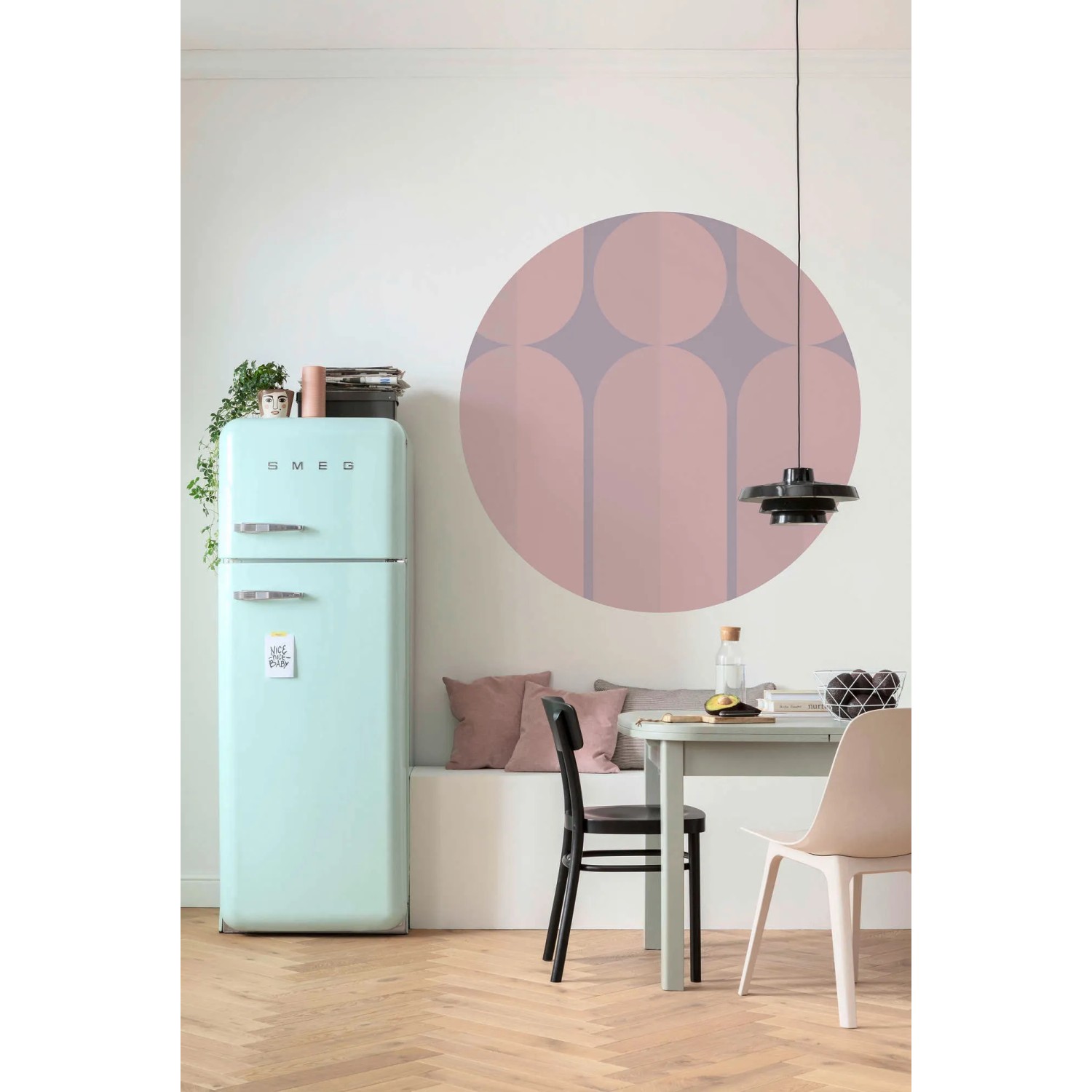 Raum mit Bauhaus Fototapete, selbstklebend, Ø 125cm, in Rosa und Grau über einem Esstisch.