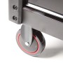 Detailaufnahme: Rolle des Mephisto Pro-Line Werkzeugwagens, schwarz mit rotem Akzent.